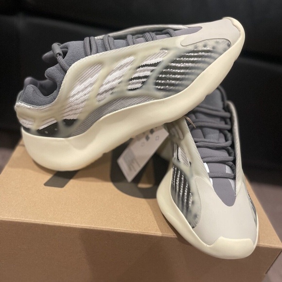 Adidas Yeezy 700 V3 Fade Salt - Picture 1 of 8